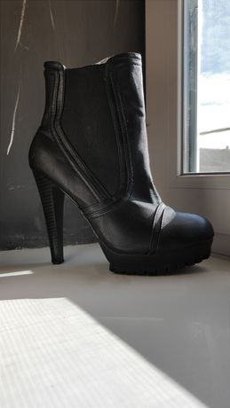 Женские ботинки на каблуке