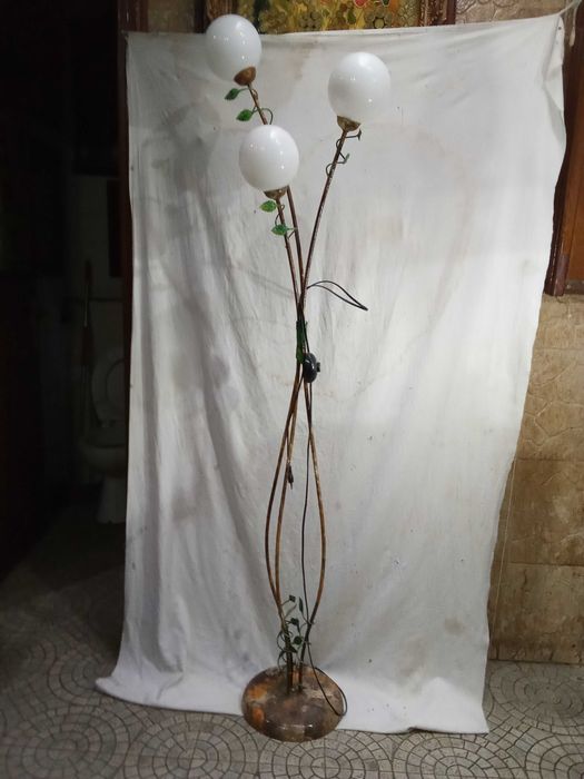 Candeeiro de sala em ferro. Três haste