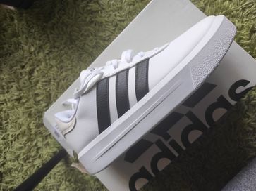 Adidas court platform