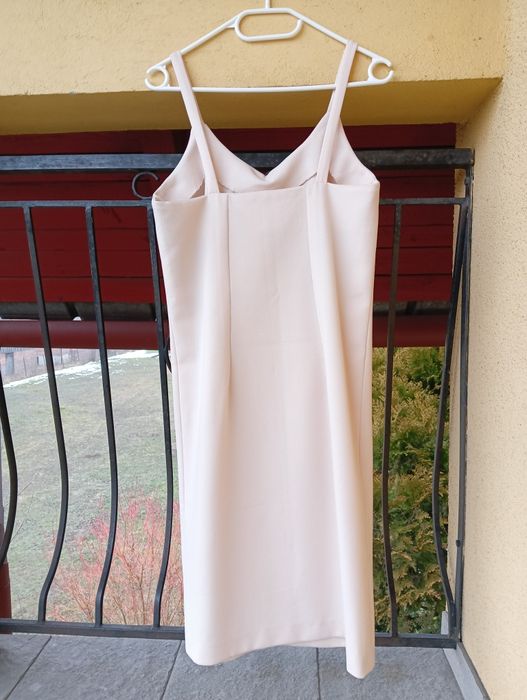 Prosta kremowa sukienka damska na ramiączkach