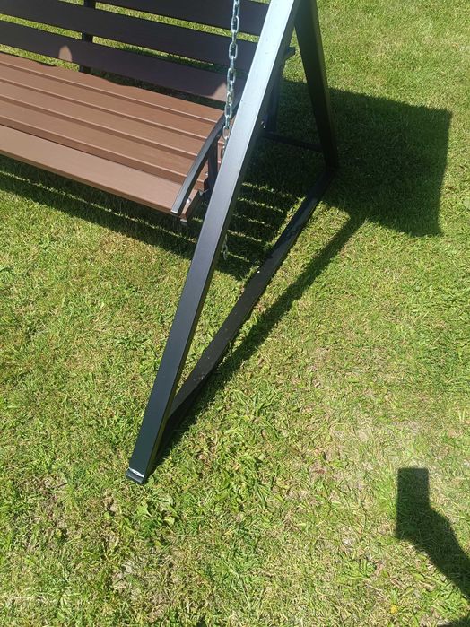 Huśtawka ogrodowa z daszkiem