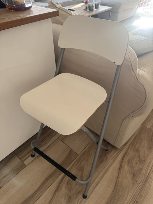 Stol barowy (bialy polysk) z 4 hokerami z ikea
