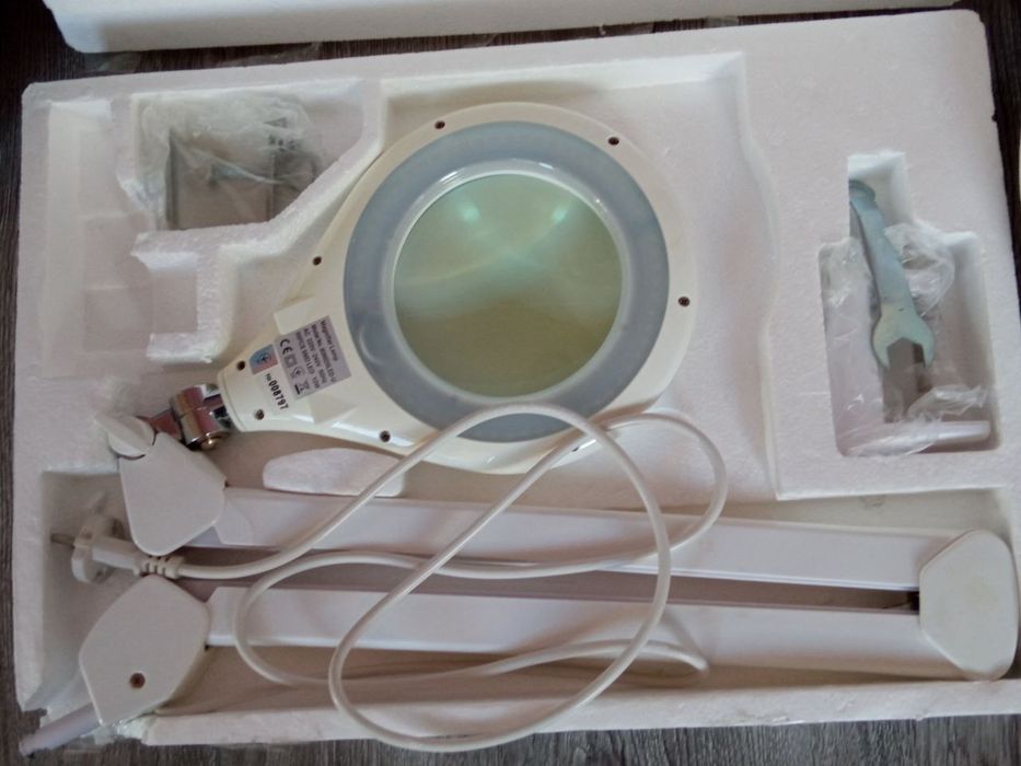 Косметологическая лампа-лупа на штативе