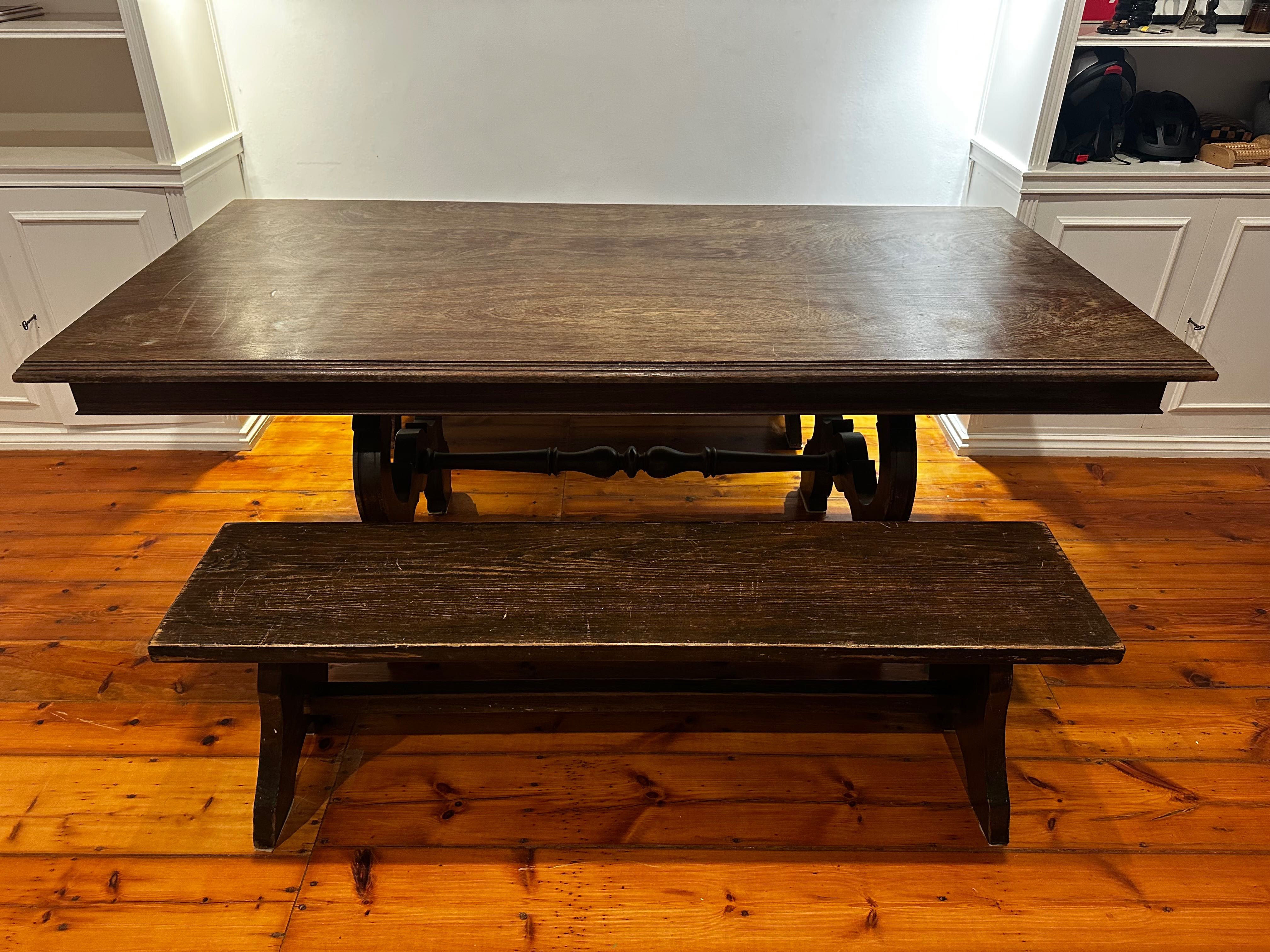 mesa de jantar em madeira e bancos