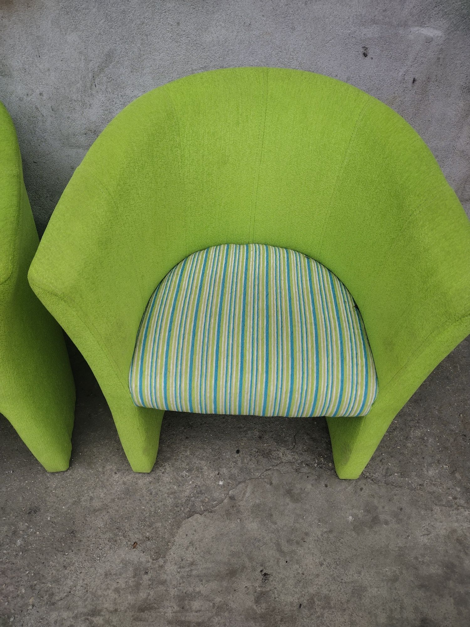 Dwa zielone fotele