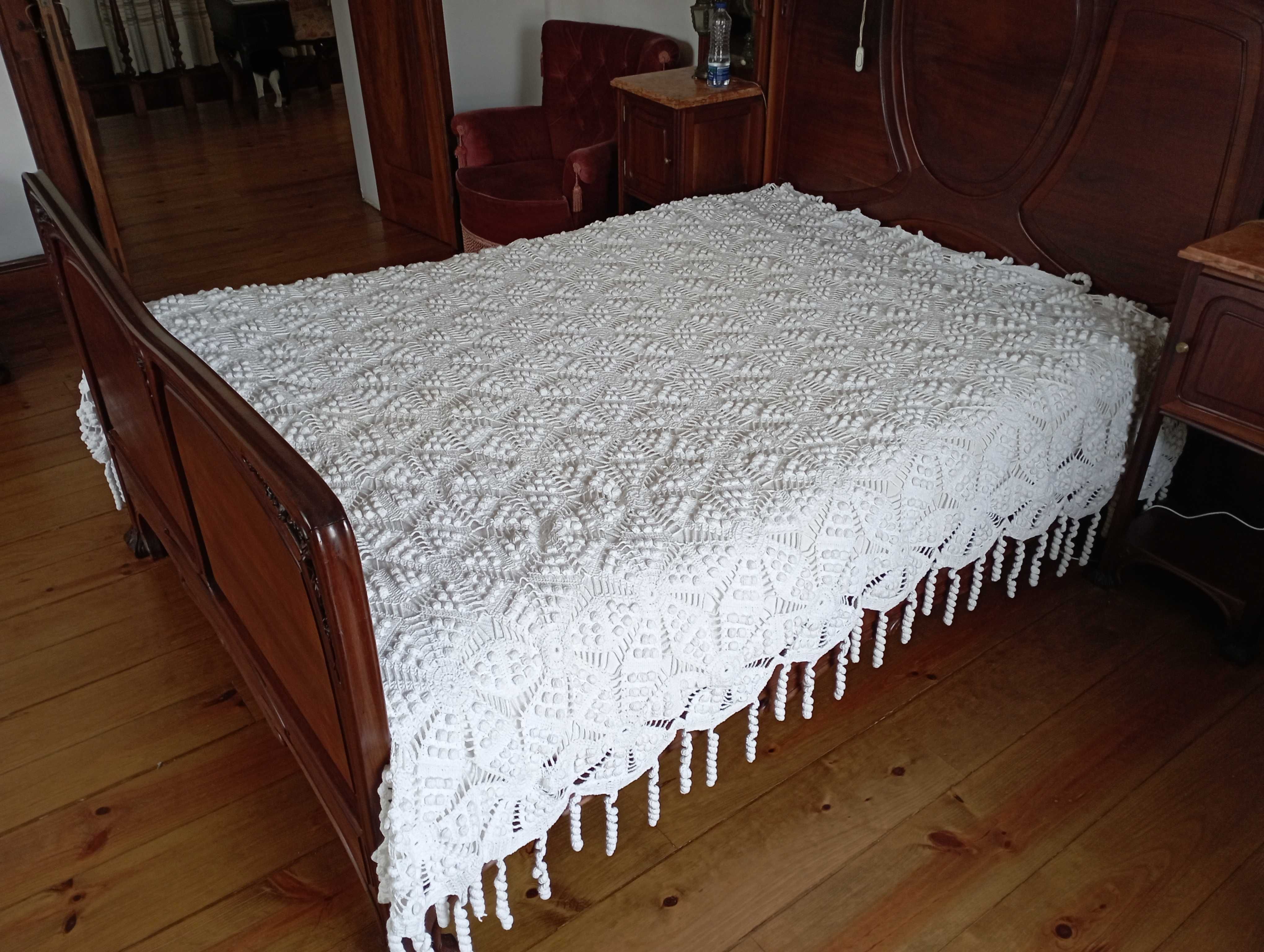 Colcha em crochet feita com algodão branco