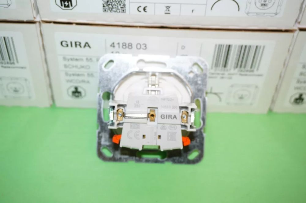 Gira gniazdka 4188 03 biały połysk