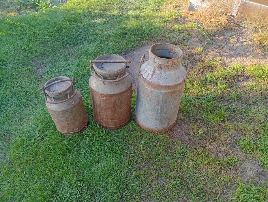 Bańki po mleku jako wystrój stołu wiejskiego