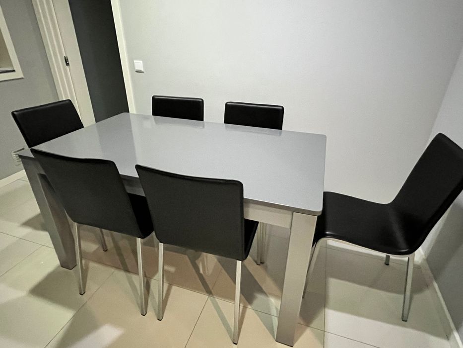 Mesa e cadeiras de cozinha
