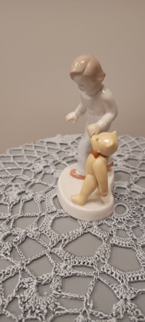 Chłopiec z misiem figurka porcelanowa