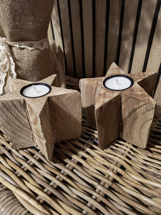 Dwa świeczniki gwiazdy z surowego drzewa.
Wysokość 10 cm
Szerokość 14