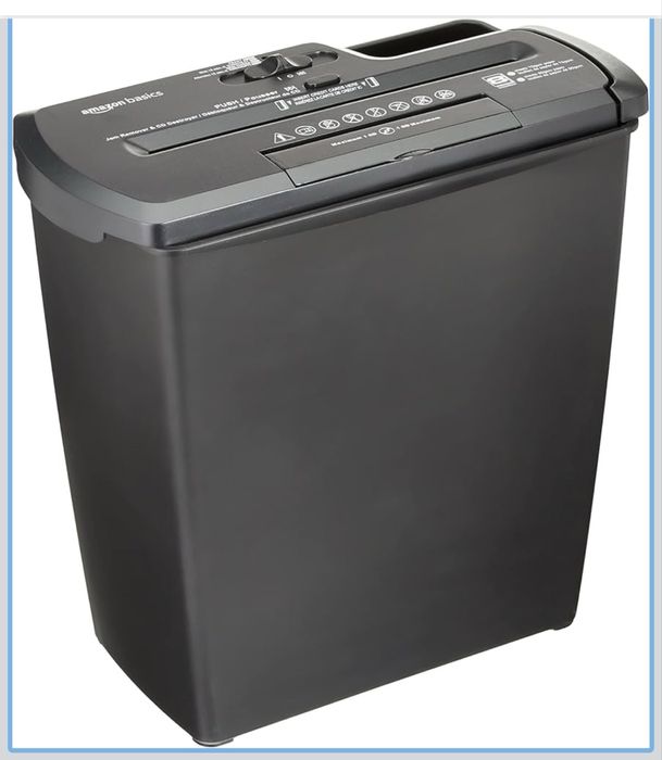 niszczarka do dokumentów marki Amazon Basics.