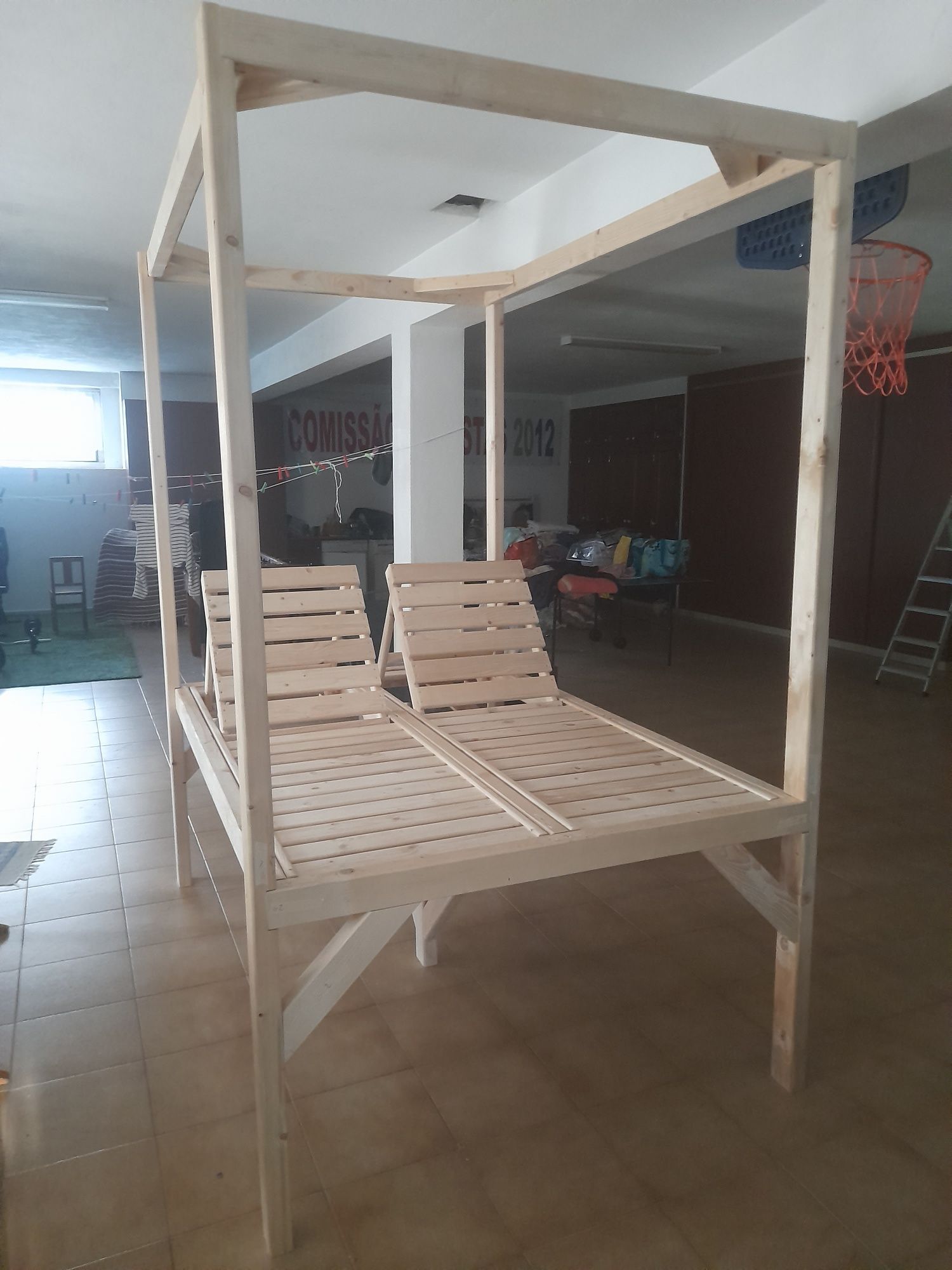 Pergola com espreguiçadeiras