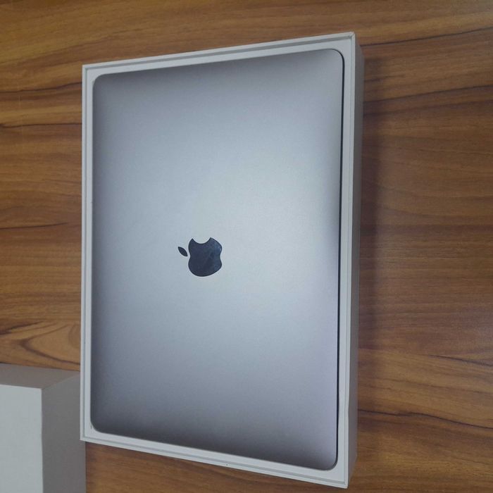 Macbook pro 13 256GB 2019 року