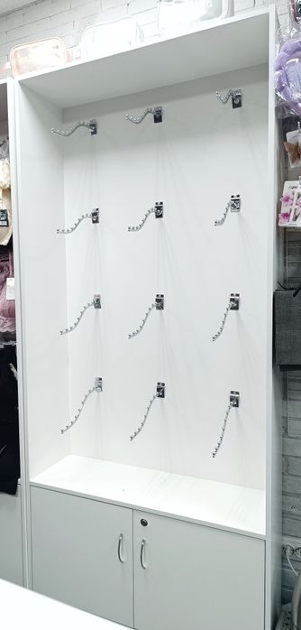 Витрины, стеллажи, ресепшн, примерочная