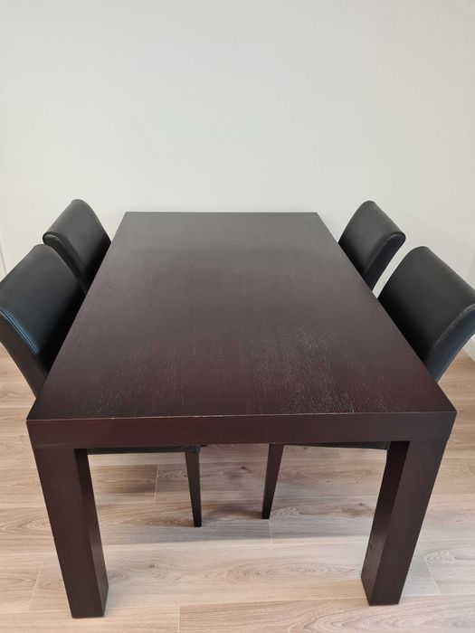 Mesa de madeira e cadeiras de pele