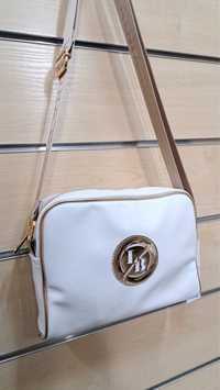 Biała torebka listonoszka złote logo Laura Biaggi