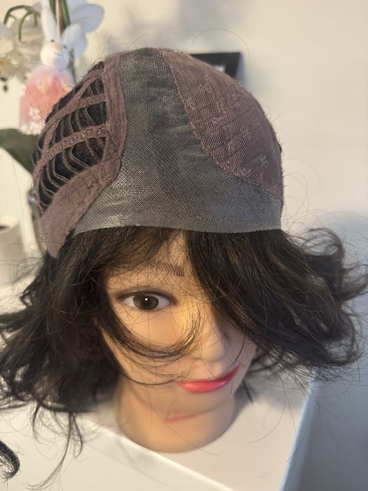 Peruka ciemny brąz krótka falowana ruchomy przedziałek lace front
