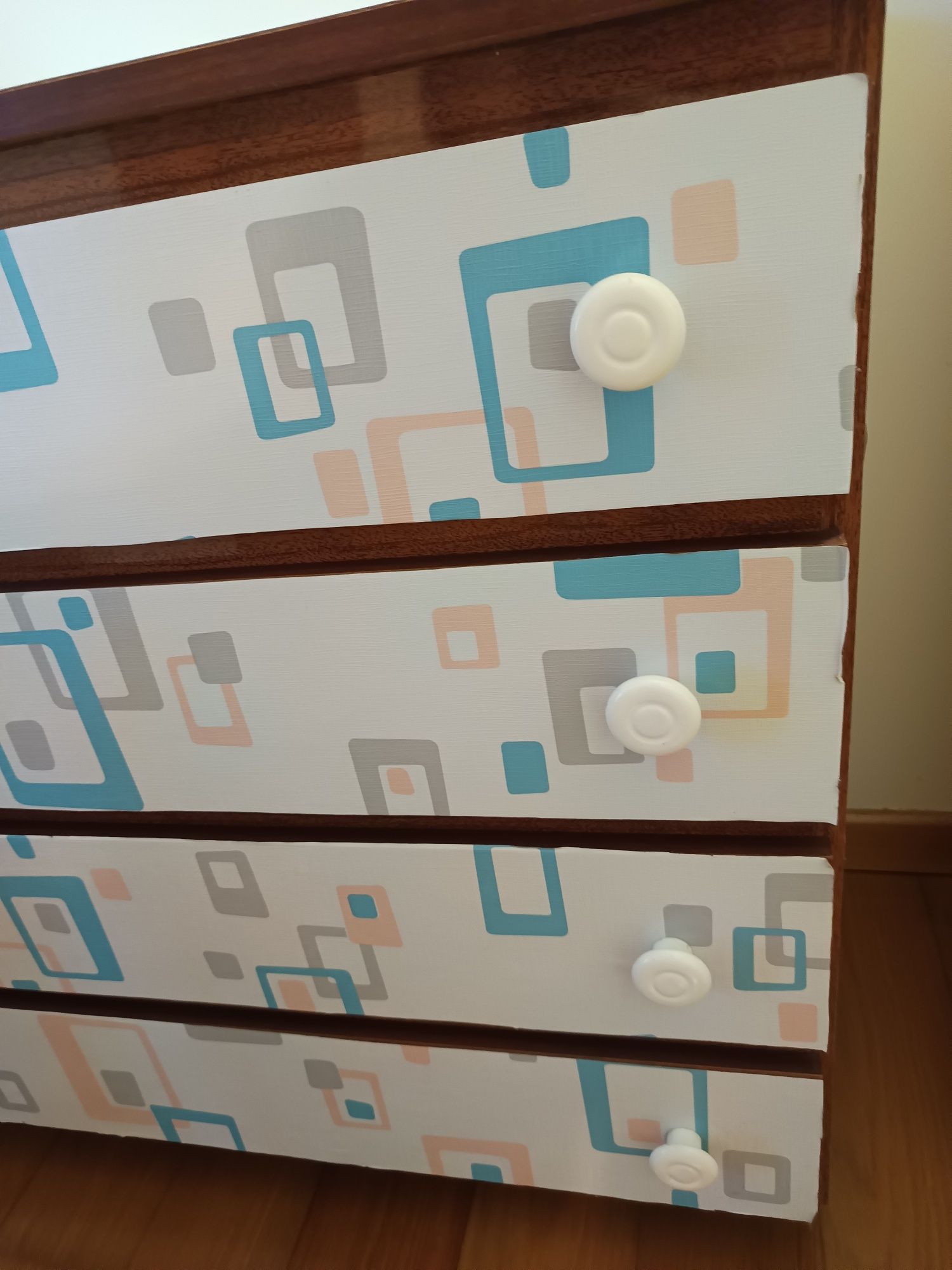 Cómoda com  4 gavetas