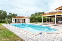 Moradia T4, com piscina, inserida num terreno de 8040m2 - Tomar