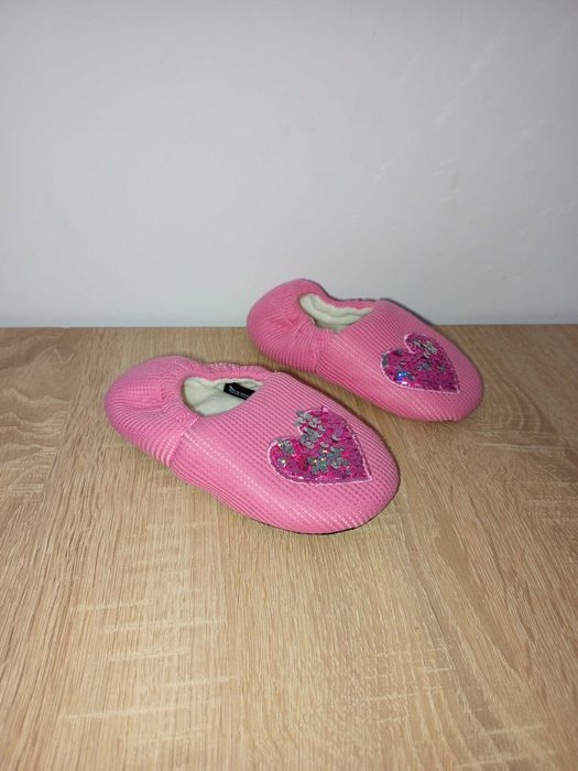 Kapcie wsuwane z ociepleniem Sinsay r. 26/27