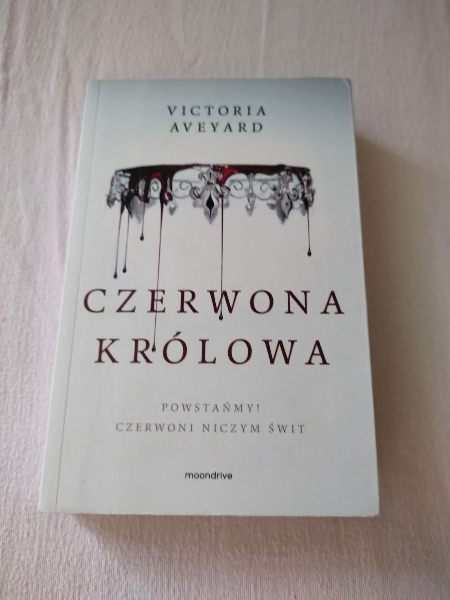 Książka Czerwona królowa Victoria Aveyard