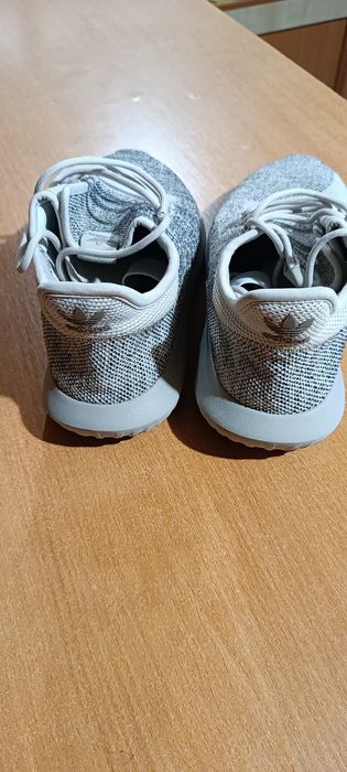 Продам майже нові кросівки