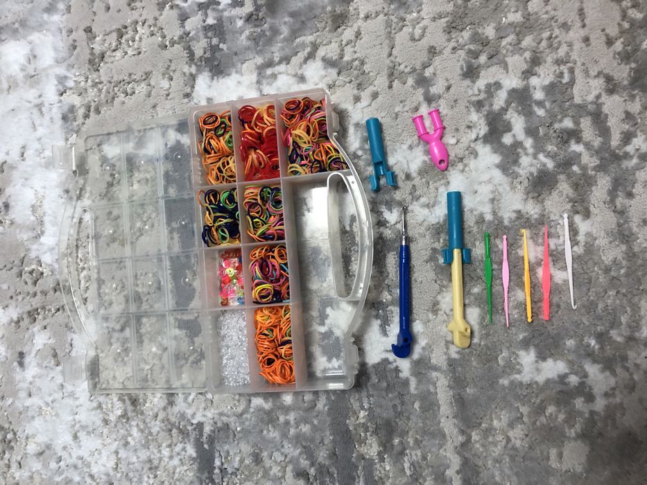 Ігрові набори резинки для плетіння та Rainbow High