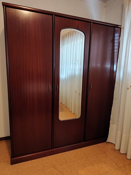 Roupeiro com 3 portas e espelho