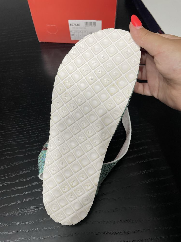 2 pares Sandalias NOVAS com CAIXA