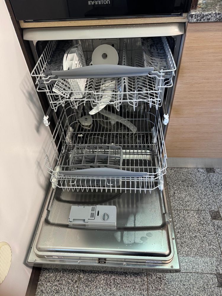 Vendo Máquina de lavar loiça.