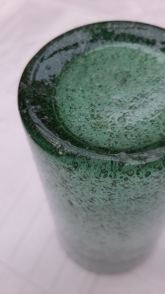 Szklanka,wazon z grubego,zielonego,mocno napowietrzonego szkła.