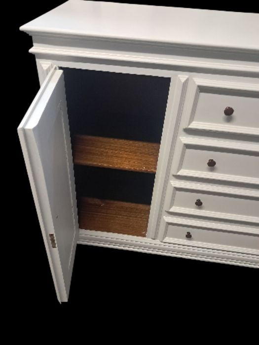 Móvel em madeira branco em excelente estado