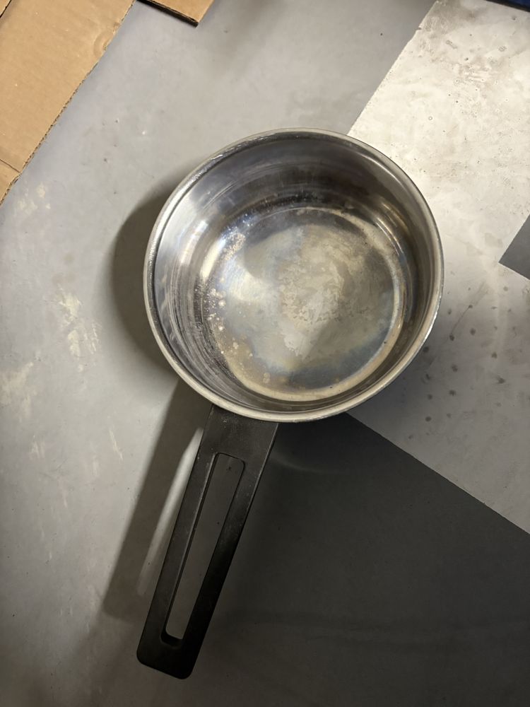 Zestaw garnkow w roznym stanie