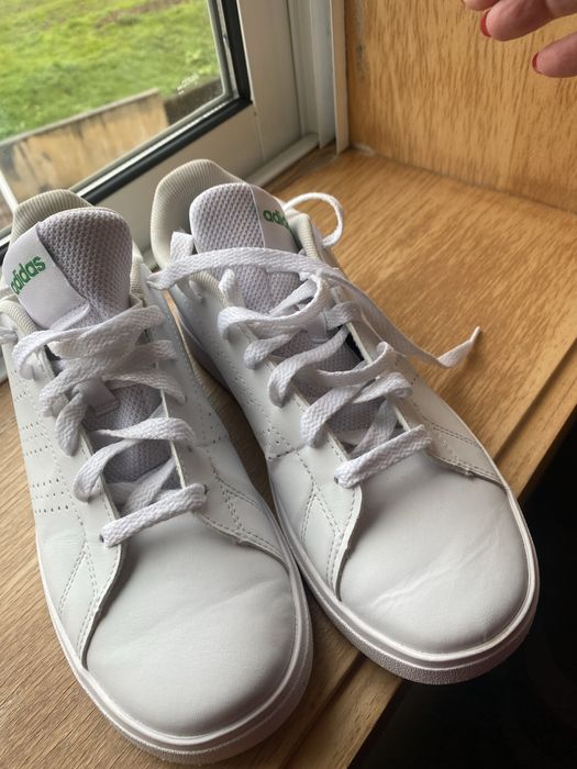 Tenis branco adidas ,com verde