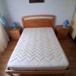 Cama de madeira tom mel + colchão ortopédico + 2 mesas de cabeceira