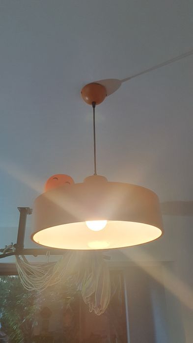 Metalowa pomarańczowa lampa kinkiet i wtedy stało się światło