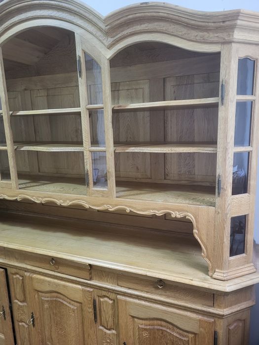 Продам дубовий сервант.