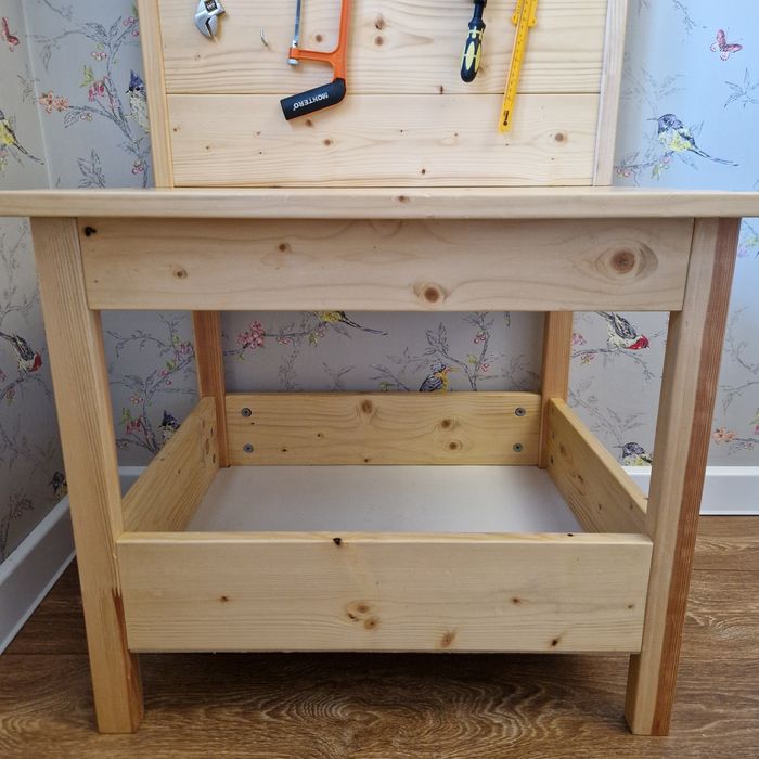 Дитячий верстак. Стіл з інструментами