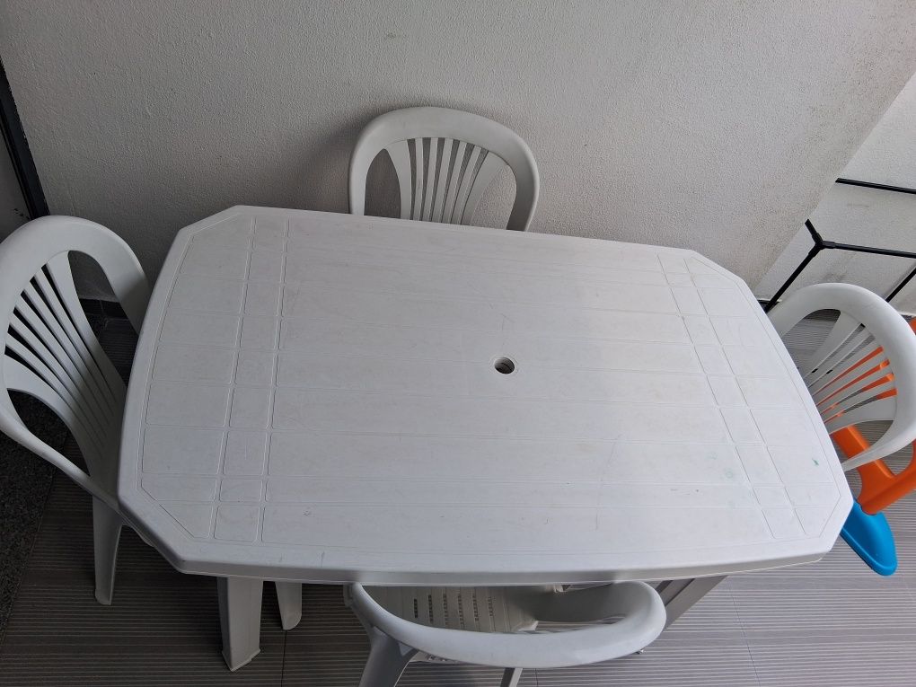 Mesa e cadeira em resina