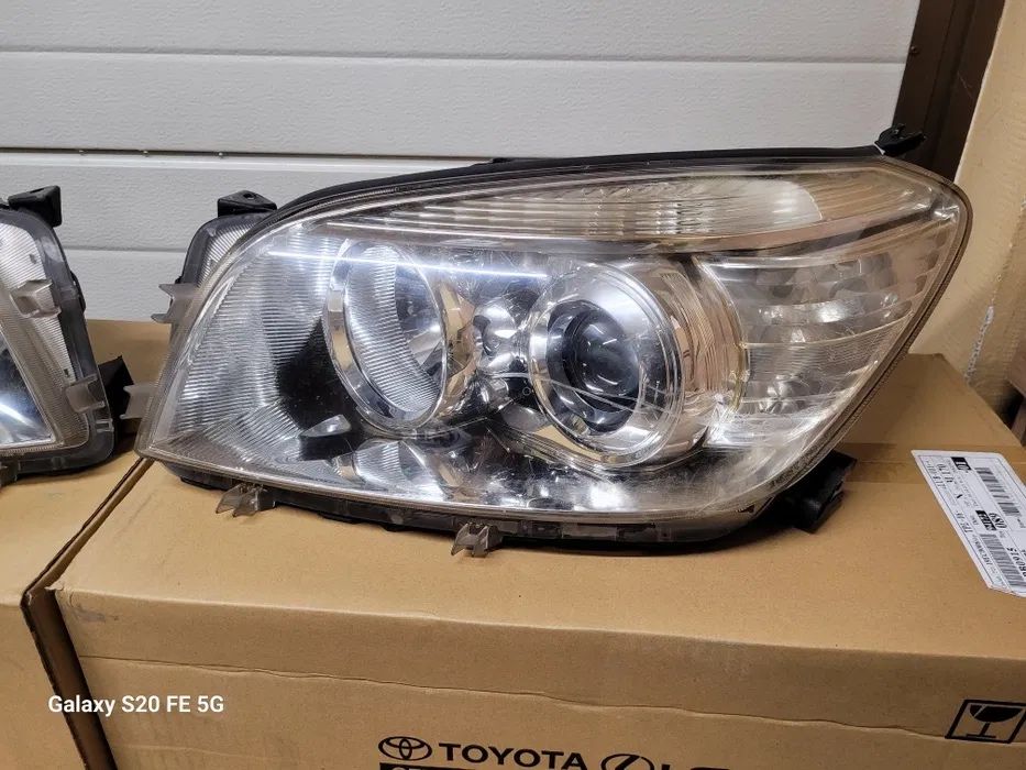 Фара Тойота RAV4 8117042311 8113042360