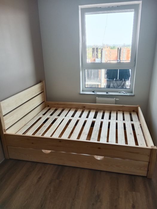 Łóżka z drewna litego