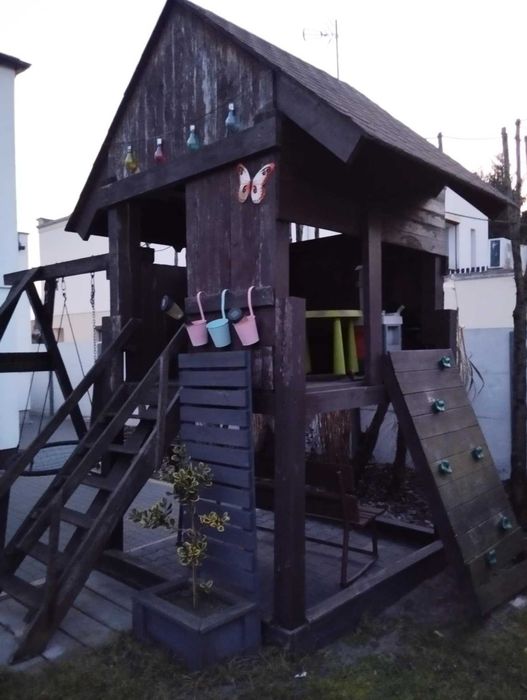 Drewniany domek do zabawy