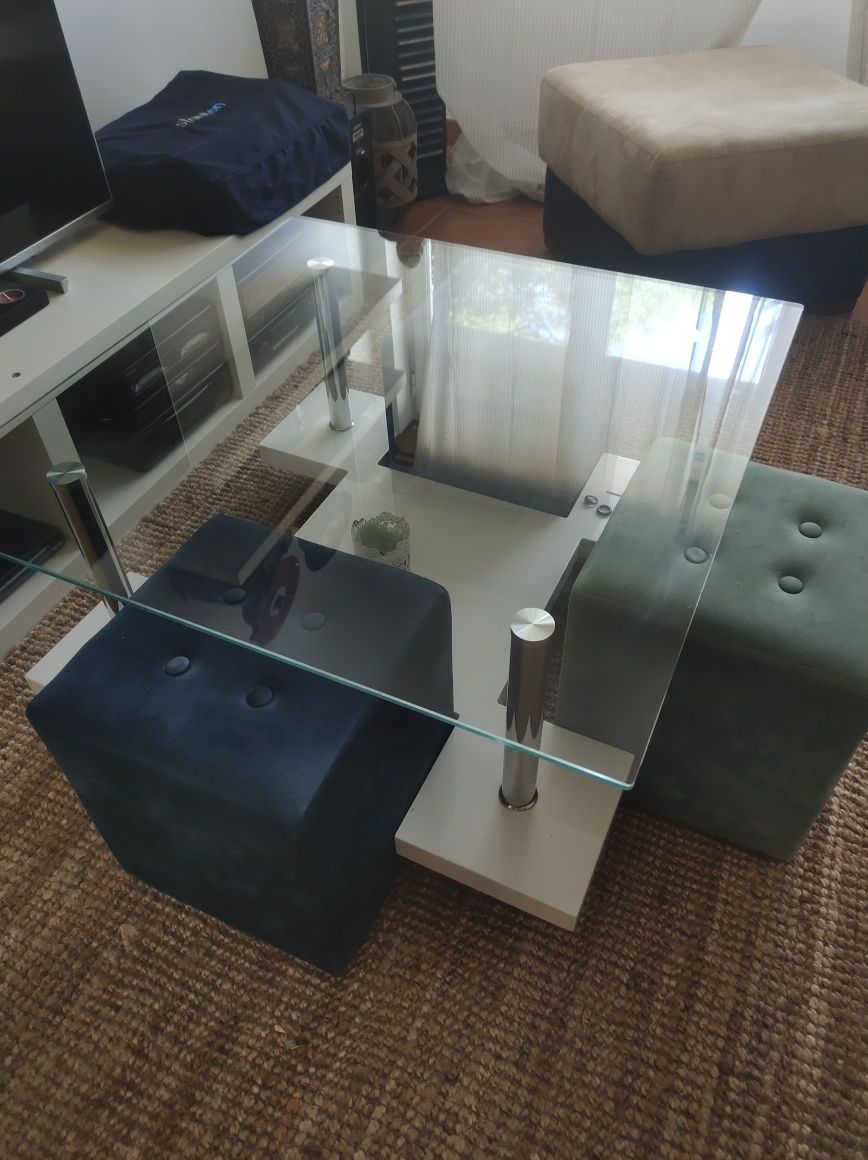 Oportunidade Mesa de centro linda e impecável  com 4 puffs
