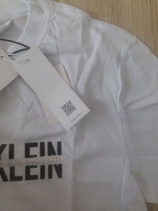 Piękny t shirt Calvin Klein biały z gumowymi napisami