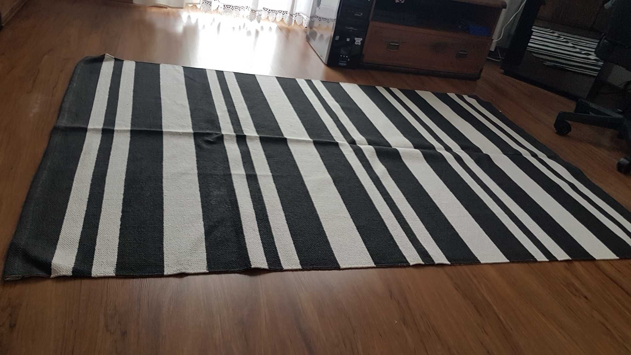 Bialo czarny dywan pokojowy