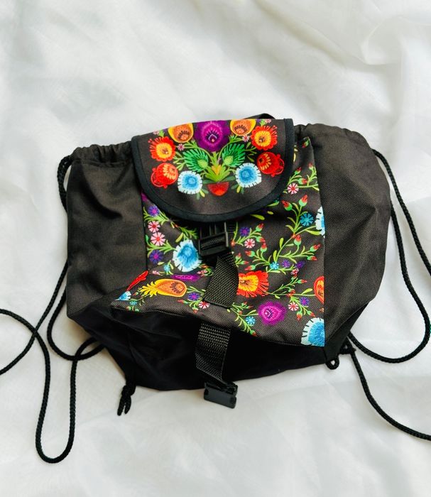 Mały plecaczek folkowy ludowy wzór, lekki i kolorowy