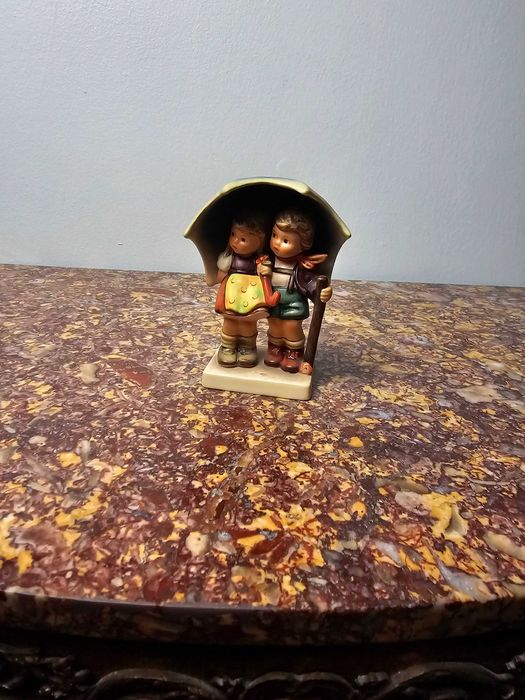 Urocza Figurka porcelana Goebel Hummel #71/2/0 "Ulewa" 11 cm Niemcy