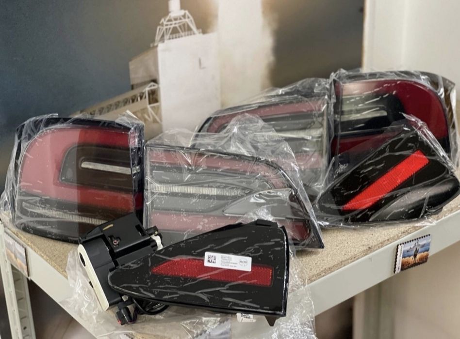 Задні ліхтарі, катафоти та лючок порта Tesla MS/MX 2021р +