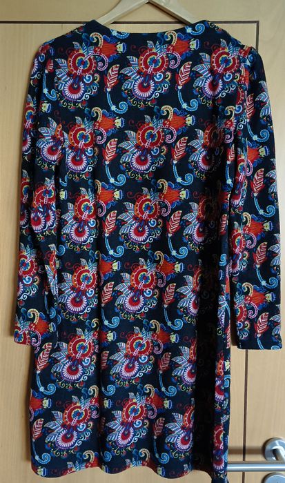 Vestido com desenho de cornucópias